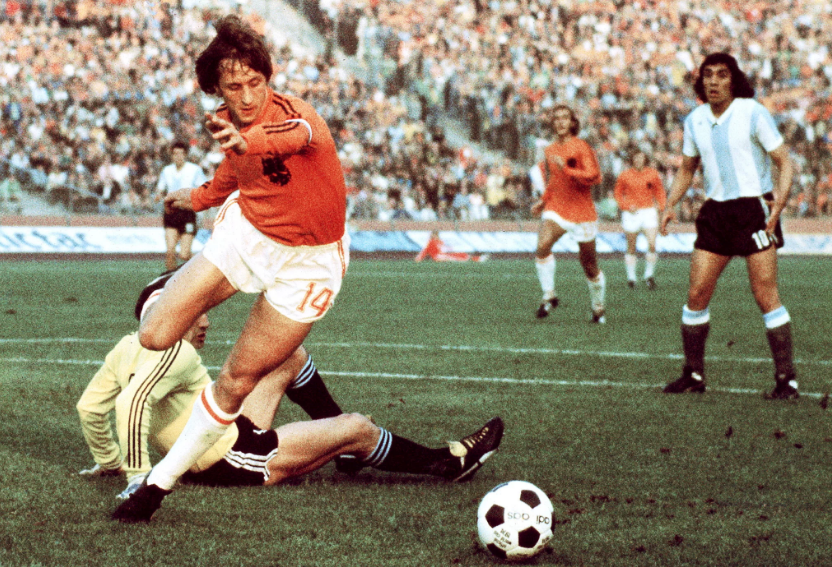 Йохан Кройф обыгрывает вратаря сборной Аргентины. Об этом чуть ниже.