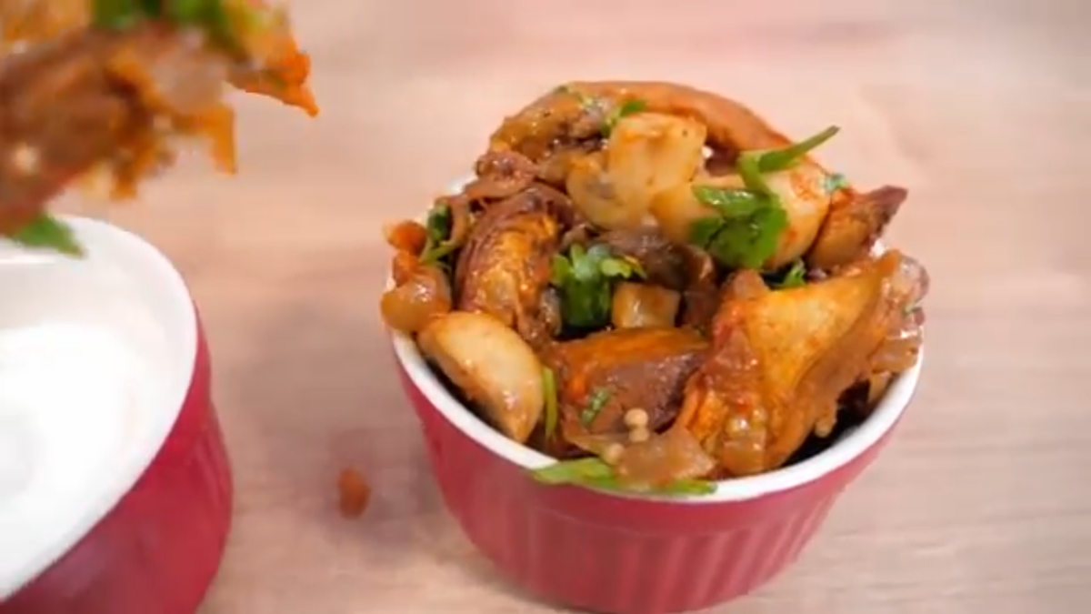 Баклажаны с грибами
На выходе получается 600гр салата
Нам понадобится
Баклажаны 2шт/550гр 
Соль 1 ст.л + вода ,чтобы вымочить баклажаны
Шампиньоны 350гр
Лук репчатый 170гр
Чеснок 2 зубчика
Растительное масло 2ст.л
Кинза 10-15гр
Соль 0.3ч.л
Перец молотый по вкусу
Паприка молотая копчёная 2ч.л