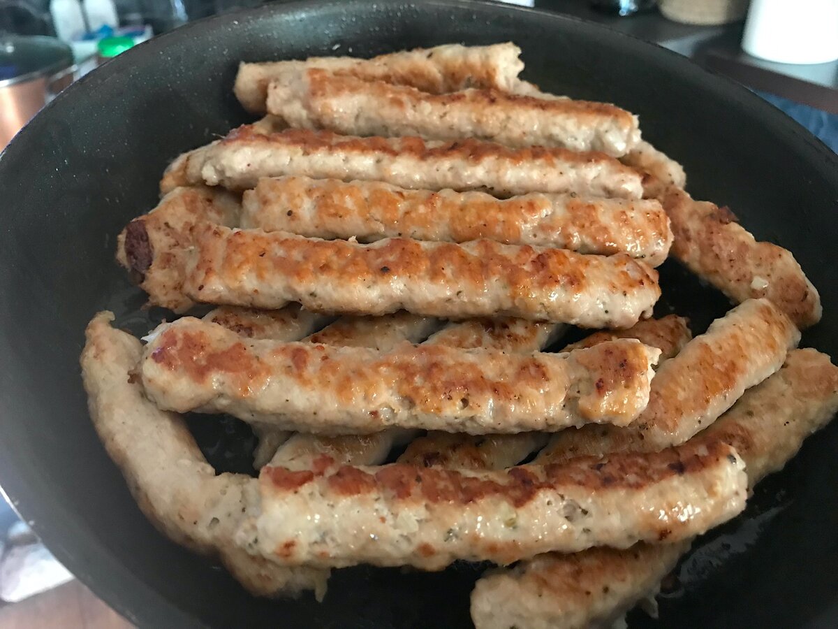 Колбаски из фарша на сковороде. Колбаски жареные на сковороде. Жареные сосиски. Жареные сардельки. Сосиски на сковороде.