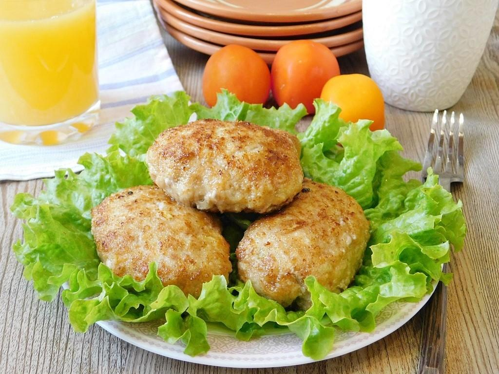 Вкусные котлеты из курицы рецепт. Биточки куриные. Куриные котлеты. Сочные котлеты. Котлеты из куриного фарша.