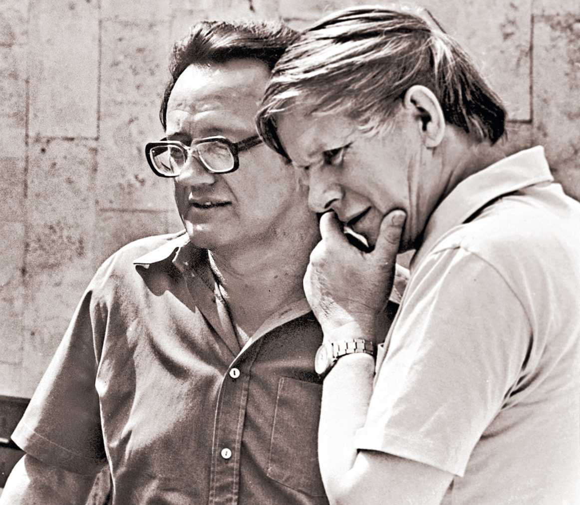 Писатели Алесь Адамович (слева) и Василь Быков