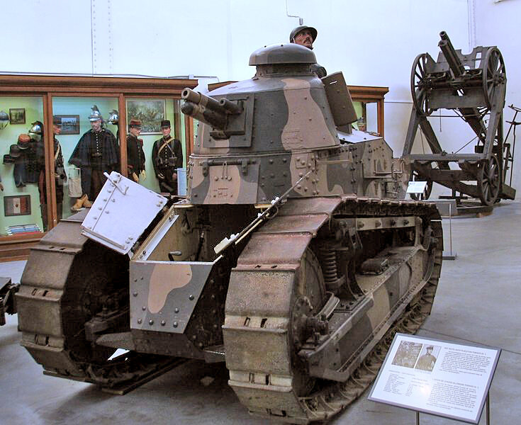 Рено FT (фр. Renault FT, Automitrailleuse à chenilles Renault FT modèle 1917) — первый серийный лёгкий танк. Первый танк, имевший башню кругового вращения, а также первый танк классической компоновки (отделение управления — впереди, боевое — в центре и моторное — сзади). Один из самых удачных танков Первой мировой войны - Википедия
