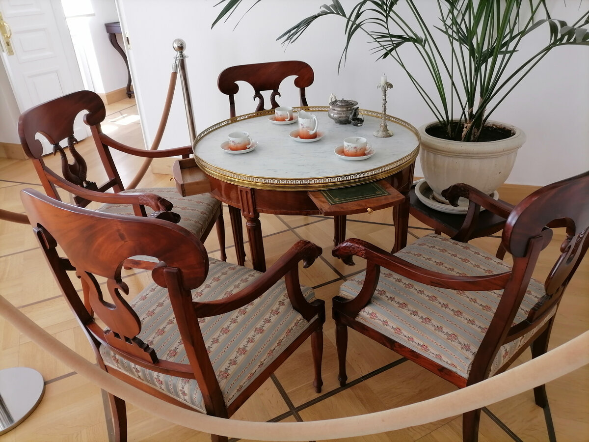 Карточный столик. Выдвинут ящичек для карт и мела