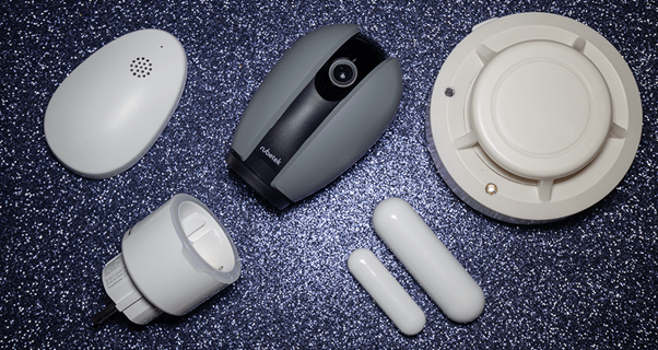 Starter Pack для умного дома от Rubetek: простейшие датчики, поворотная камера и умная розетка.