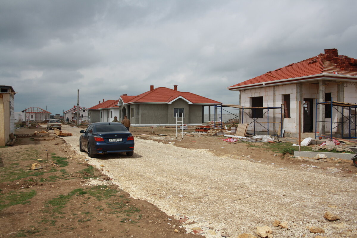 В поселке Астери вовсю идет строительство. Первые дома будут сданы в эксплуатацию уже через пару недель