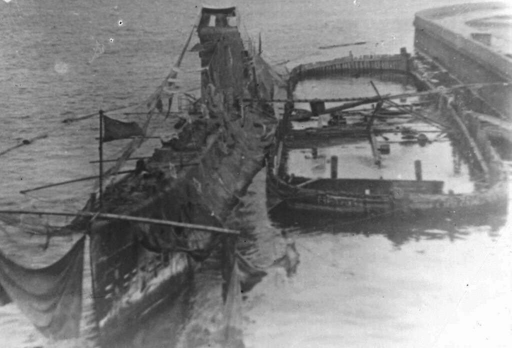 Советская подводная лодка Щ-408 в блокадном Ленинграде.