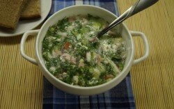 ПОШАГОВОЕ ПРИГОТОВЛЕНИЕ

ШАГ 1:
Если вы еще не знаете, как готовить окрошку на сыворотке, то этот рецепт вам в помощь. Зелень тщательно моем, хорошо встряхиваем от лишней воды и измельчаем.
ШАГ 2:
Огурцы и редис моем, обрезаем кончики и нарезаем мелкими кубиками. Картошку отвариваем в подсоленной воде "в мундирах", то есть, предварительно ее не чистим, а только моем. Варим до готовности примерно 25 минут. Протыкаем ножом, чтобы проверить ее готовность. Охлаждаем, чистим и нарезаем мелкими кубиками, как и редис с огурцом.
ШАГ 3:
Яйца закладываем в небольшую кастрюлю с кипящей подсоленной водой, варим 10 минут до состояния вкрутую, перекладываем на время в холодную воду и даем полностью остыть. Затем чистим их и режем мелкими кубиками под стать овощам. Колбасу мелко нарезаем также в форме кубиков, как и другие составляющие окрошки. Вместо колбасы можно взять отварное мясо свинины. Теперь, когда все ингредиенты готовы, перекладываем их в глубокую тару и хорошо перемешиваем.
ШАГ 4:
Я обычно храню окрошку в сухом виде в холодильнике в эмалированной или стеклянной таре (кастрюле или миске) с закрытой крышкой. Перед подачей я насыпаю ее в порционные глубокие тарелочки, насыпаю соль по вкусу, кладу сметану и все перемешиваю, а уже потом наливаю сыворотку. Так сметана не собирается комочками. Если сразу разбавить окрошку сывороткой, то все составляющие наберутся жидкости и разбухнут, включая огурчики, которые перестанут хрустеть.
ШАГ 5:
Но кто-то любит разбавлять окрошку сразу, так что выбирайте своей вариант. А если сыворотка не сильно кислая, то можно добавить в окрошку лимонную кислоту по вкусу. Сметану берите хорошей жирности - 20%, но можно вместо нее добавить майонез. Приятного аппетита!