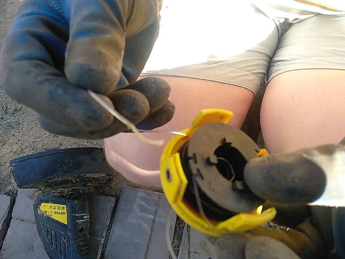 Вытащенная головка с катушкой, Берём в руки концы лески