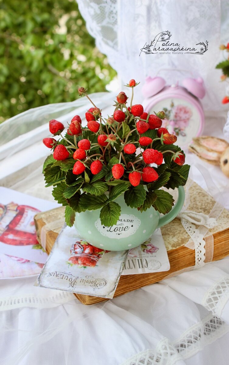 Земляника ручной работы в смешанной технике, ручная работа.