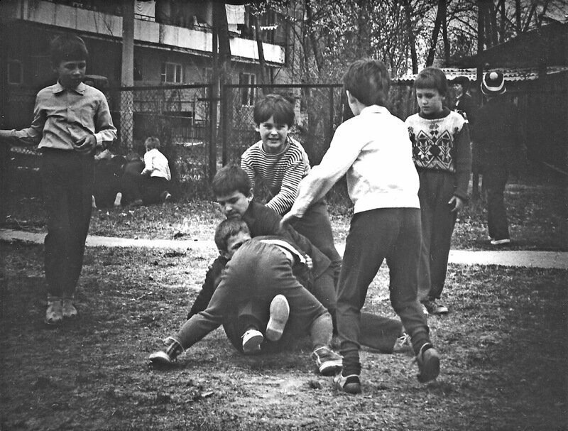 В советских дворах типичным было и такое: Малолетние гопники кого то избивают, источник: https://just-interes.ru