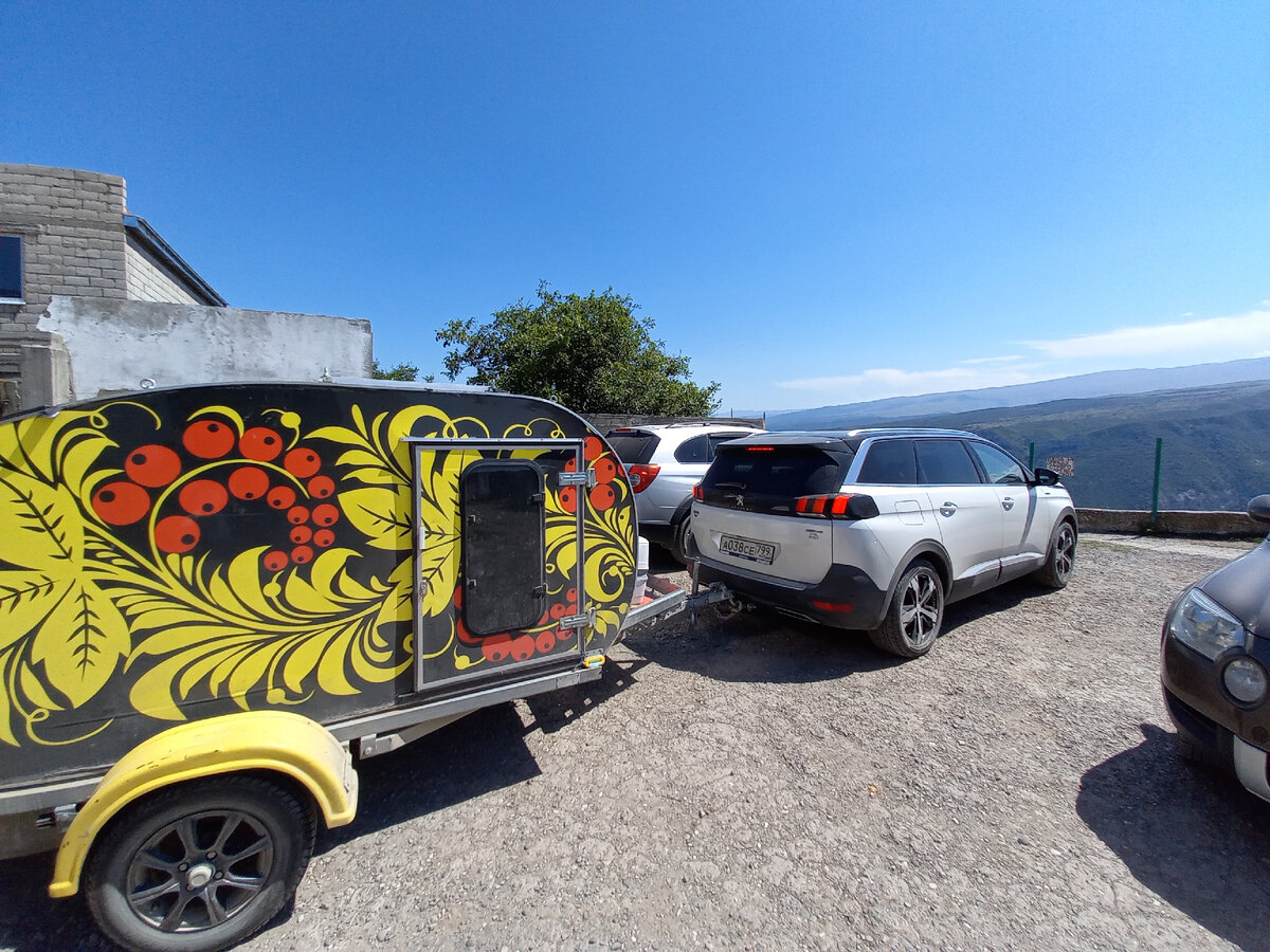 Наша героиня - Пежо 5008 и прицеп-капля на Сулакском каньоне.