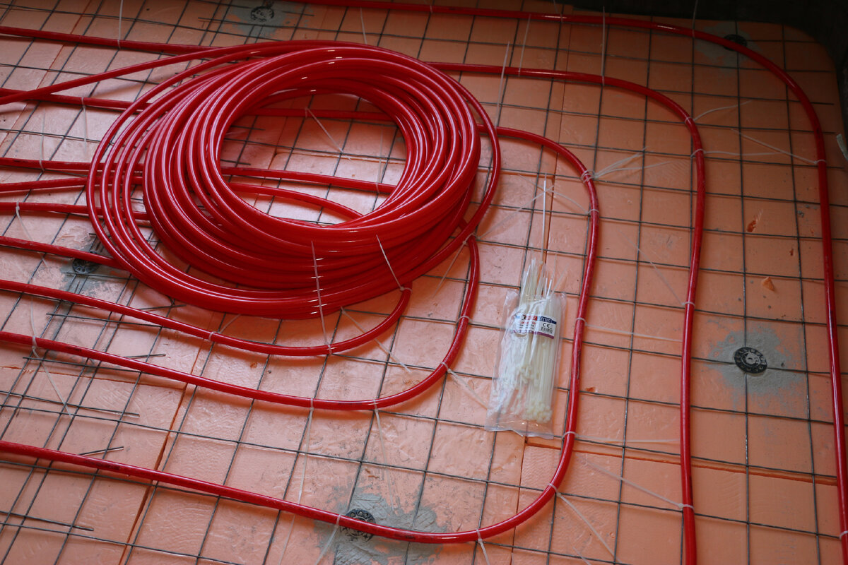 Держатели для труб теплого пола. Разматыватель бухты теплого пола. Как проверить трубу теплого пола. Укладка теплых водяных полов. Крепёж трубы тёплого пола к бетону.