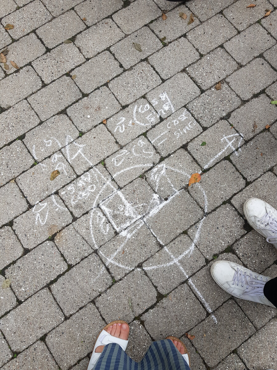 Показывать приходится ногами...