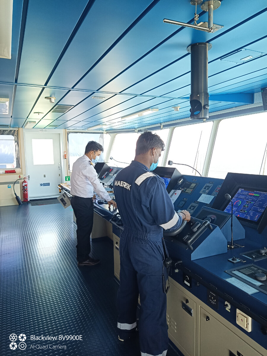 Матрос у руля, старпом на заднем плане. Подход к порту