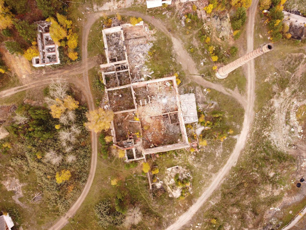 Вид сверху на старое здание Стекольного завода в поселке Памяти 13 борцов