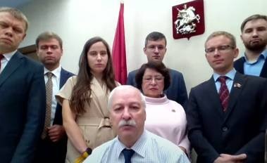 Фракция КПРФ в Мосгордуме делает заявление. Фото: YouTube / аккаунт Мосгордумы