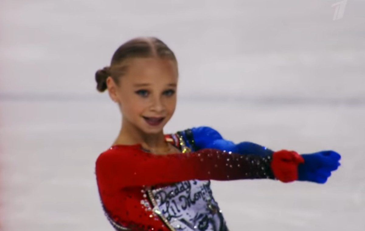 Вероника Жилина во время исполнения короткой программы. Сезон 2021/2022. Источник фото: YouTube канал Первого канала.