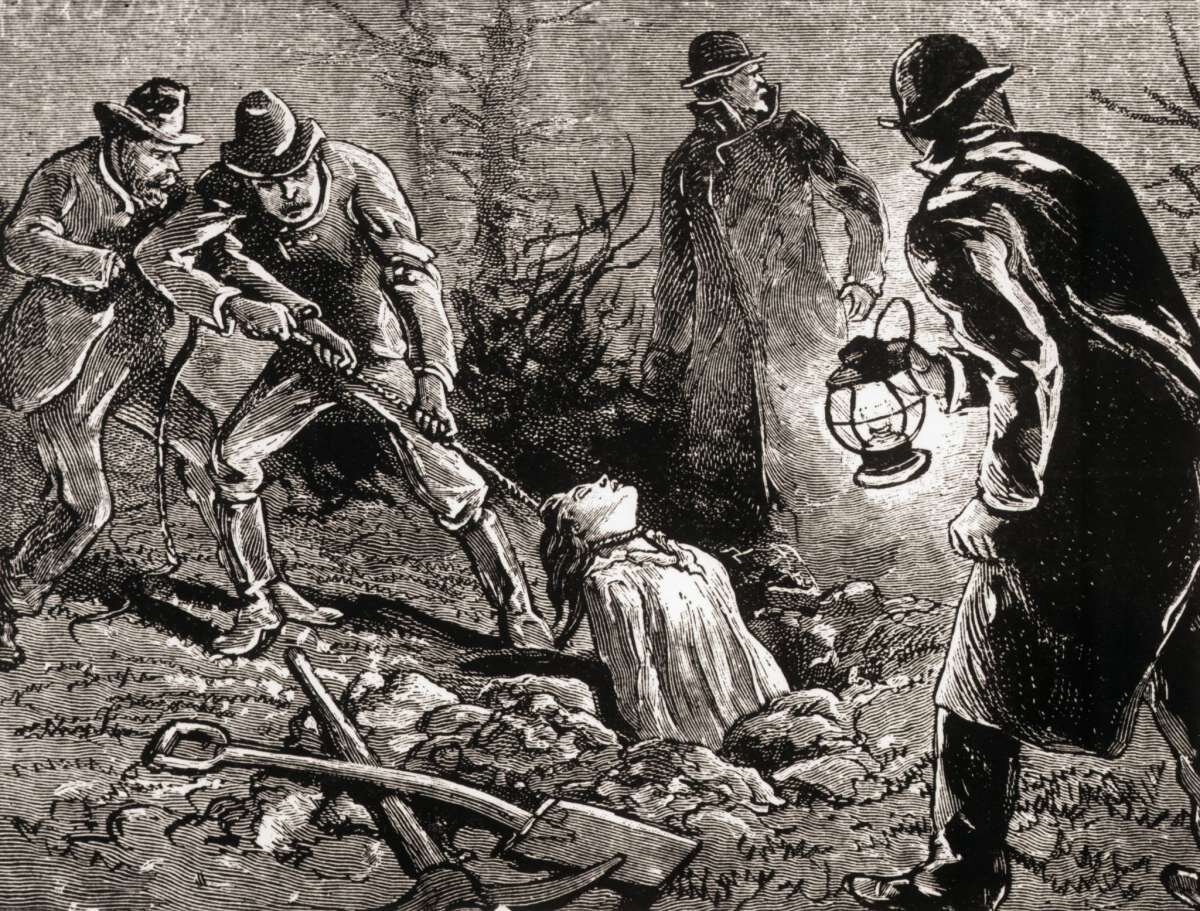 Воскресители были похитителями тел, которые обычно использовались анатомами в Соединенном Королевстве в 18 и 19 веках для эксгумации тел недавно умерших. Но порой из земли удается вытащить совсем не то, что ожидаешь....