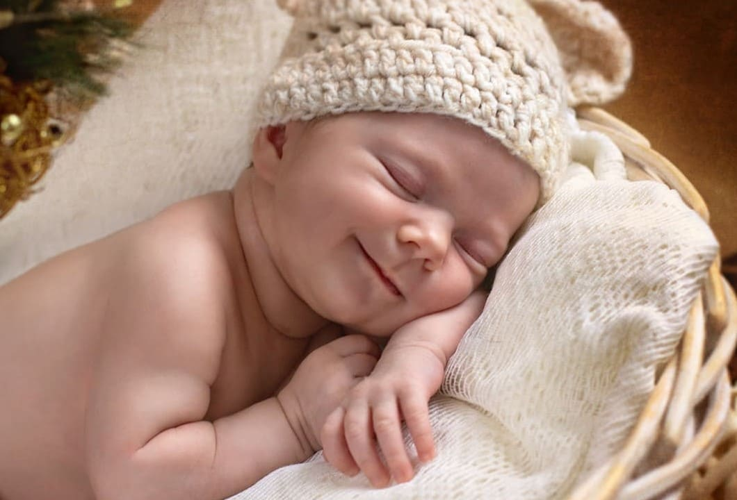 В сказке можно покататься на Луне, 
И по радуге промчаться на коне,

Со слонёнком подружиться,

И поймать перо Жар – птицы,

Ты ей пожелай – Баю – бай.