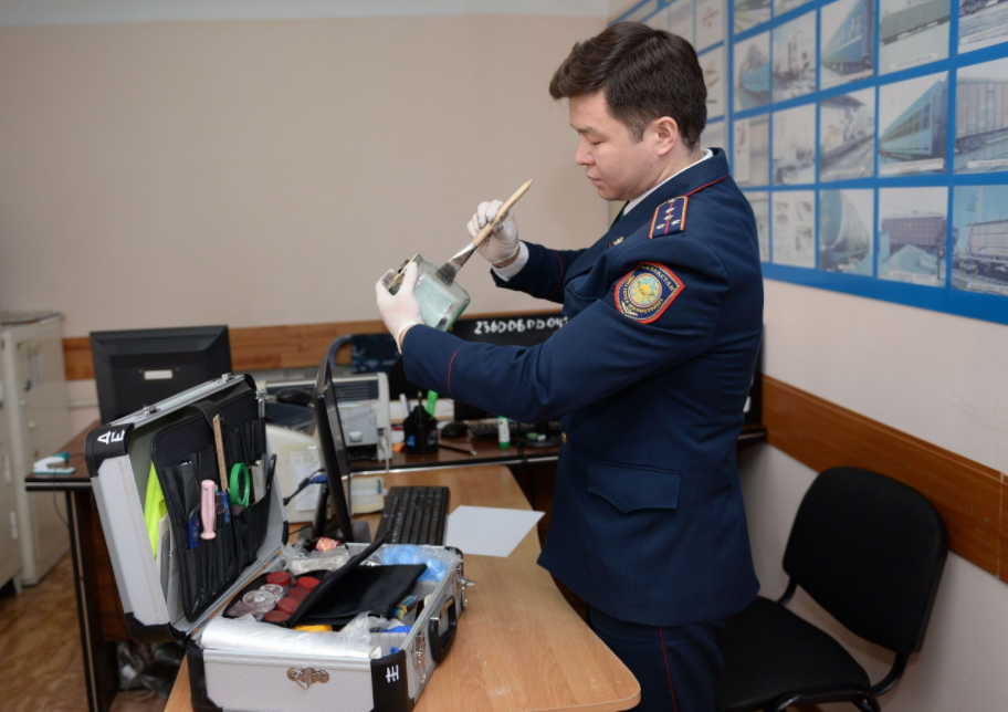 Прокурор и следователь в суде. Форма дознавателя полиции. Следователь теста. Следователь профессия. Следователь теста.