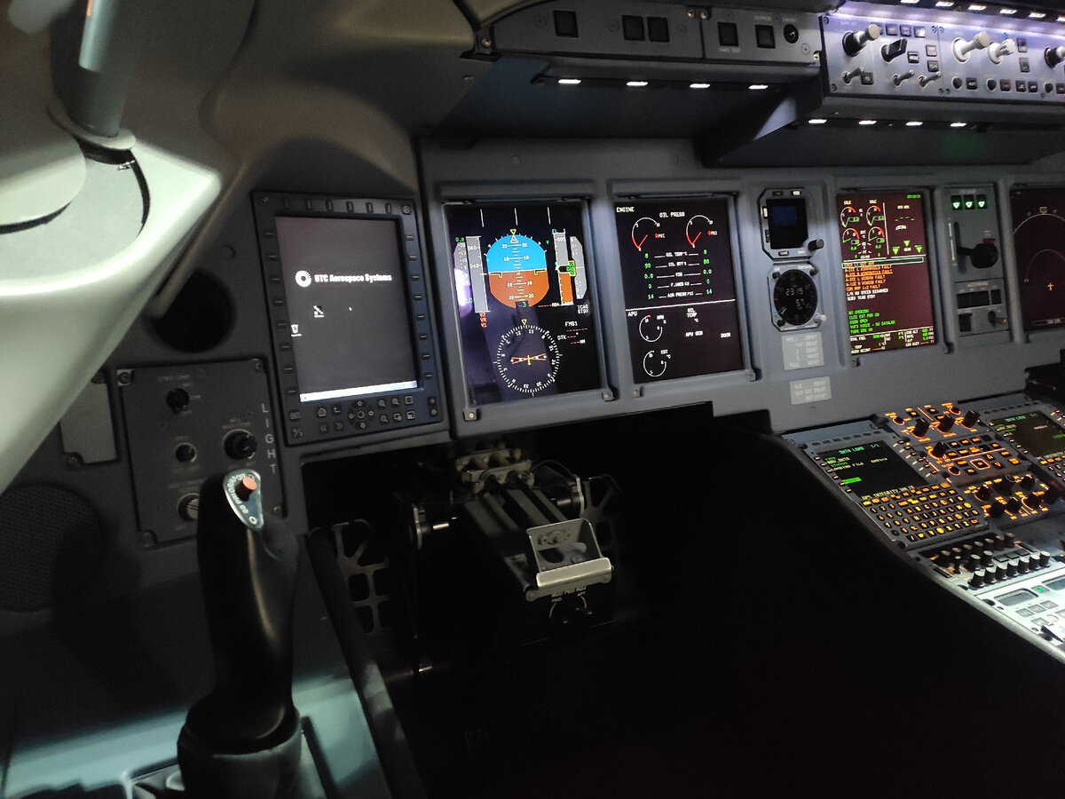 Кабина самолета SSJ-100