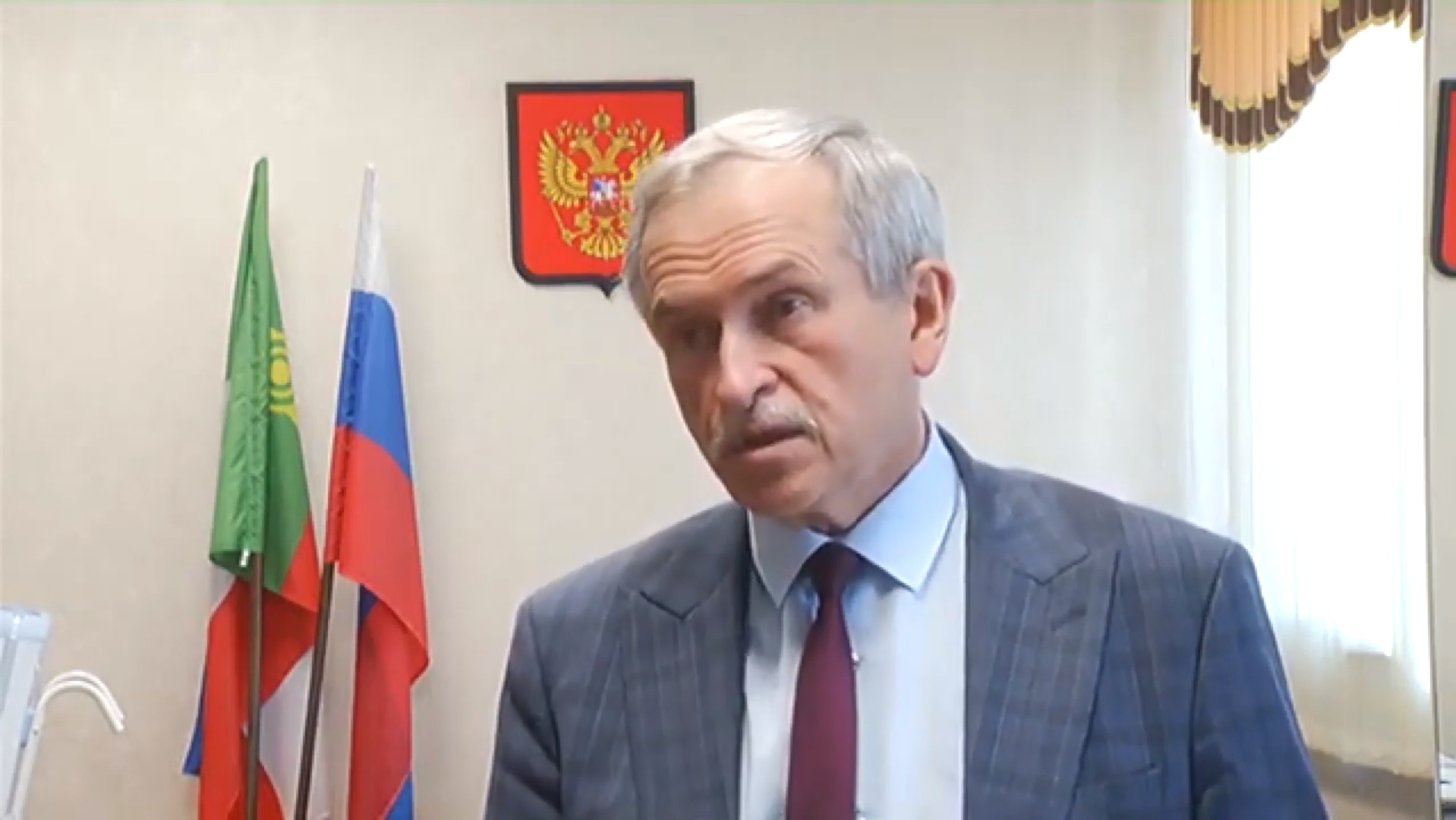 Три года условно министру здравоохранения Хакасии Владимиру Костюшу, за использовиние санитарной авиации.4