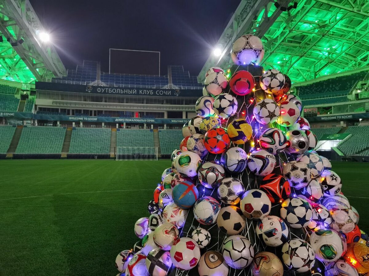 Елка спортивная новогодняя. Елка на стадионе Фишт. Стадион Фишт Сочи 2021. Стадион Фишт мяч. Футбольная елка.