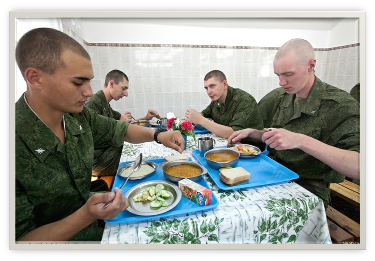 Солдаты отдыхают в армии. Обычный день в армии. Солдаты Военная часть. Выходной в армии. Что будет делать армия