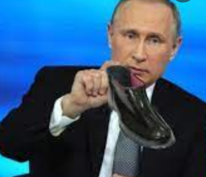 Галоши, дорогие мои соотечественники - очень сложная отрасль промышленности.  Россия сейчас не в состоянии это освоить.  Добывать нефть мы сами, без импортного оборудования, не можем.  Перерабатывать нефть и получать из неё резину - тем более!  В России нет вообще ни одного нефте- или газоперерабатывающего предприятия на российском оборудовании, всё оборудование нам поставили под ключ иностранные "партнёры".  Ну и собственно изготовлять обувь у нас в стране сейчас даже и мечтать нельзя.