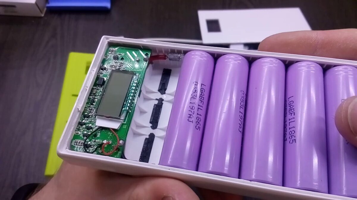 Простой power bank в разборе. И тут видны литиевые батареи и микросхема.