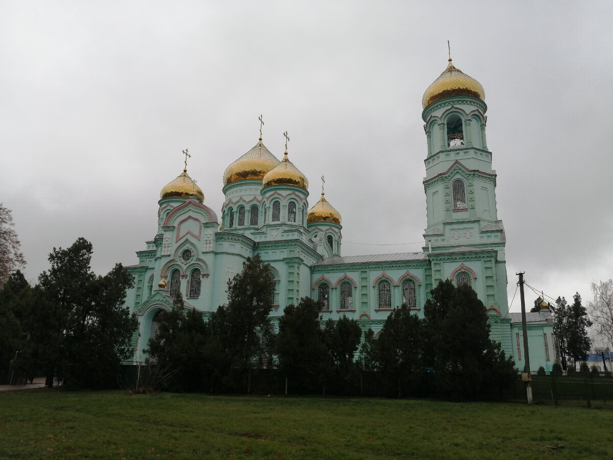 Фото автора. Храм в Курганинске. Очень красивый и снаружи, и с необыкновенными росписями внутри.