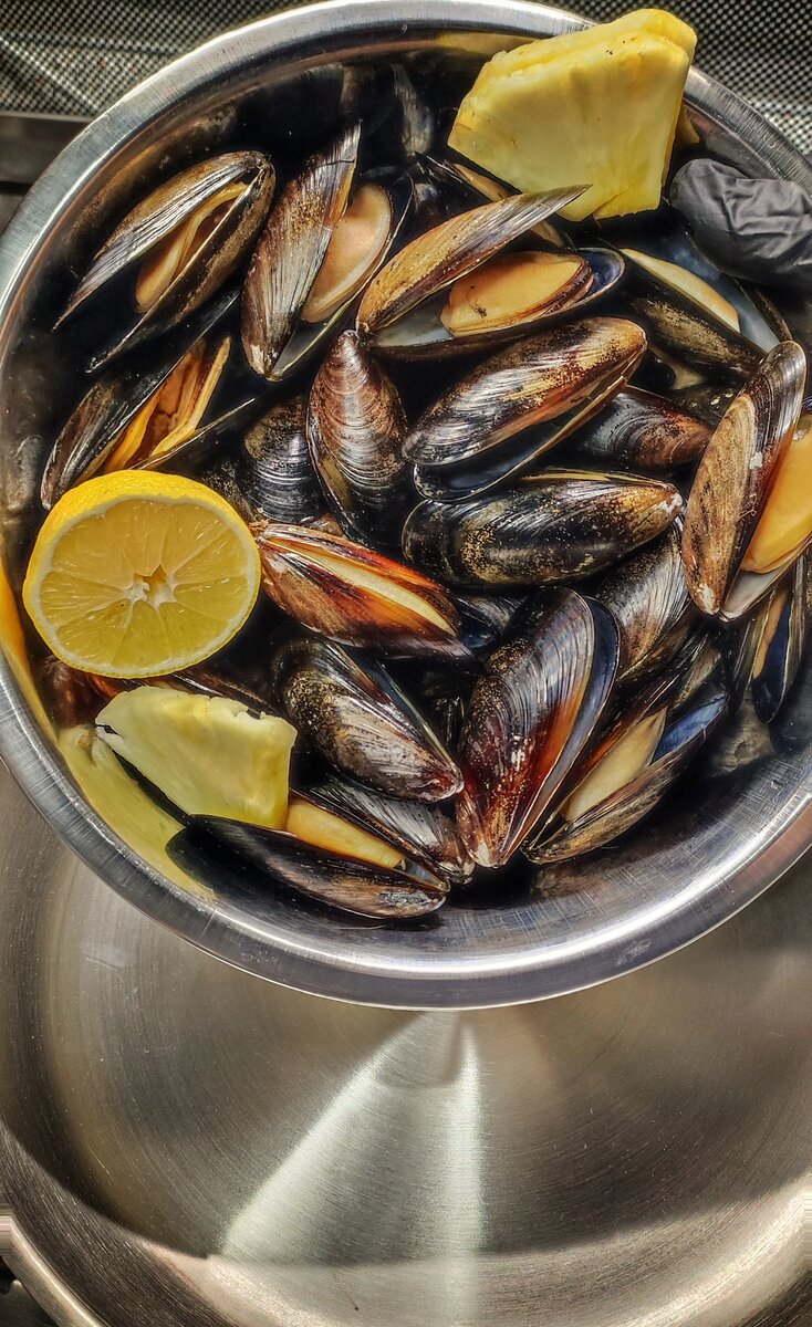 Сковороду берём с высокими бортами, что бы при перемешивании, мидии не высыпались. 