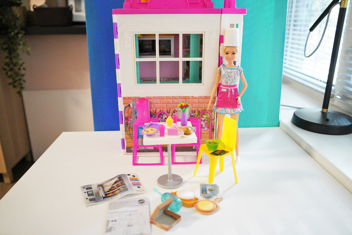 Аксессуары после распаковки. Производитель обещает, что деталей - 30 и более. Это и правда так. Хотя на картинке кажется, что их меньше.