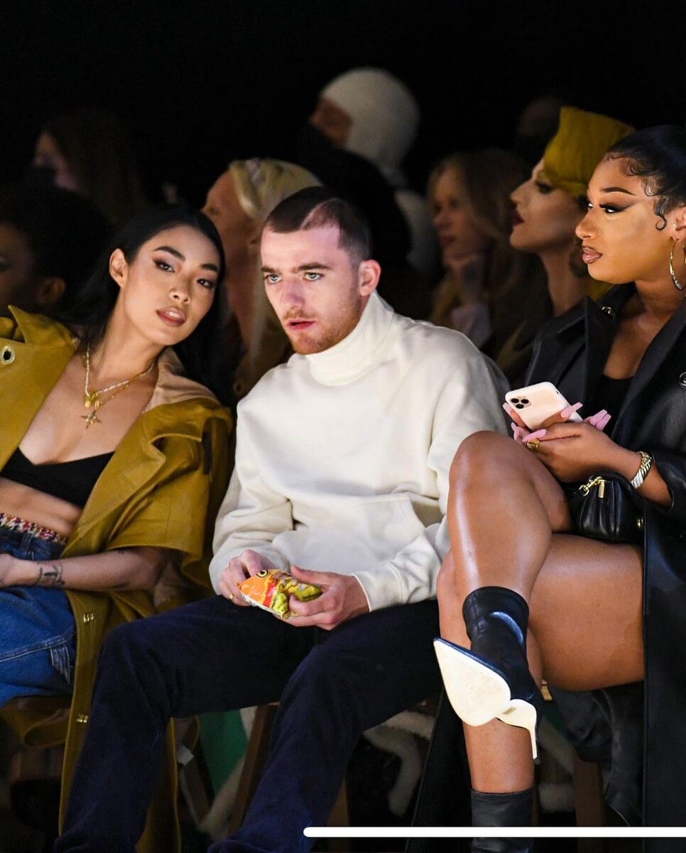 Ангус Клауд на неделе моды в Нью-Йорке с чипсиками