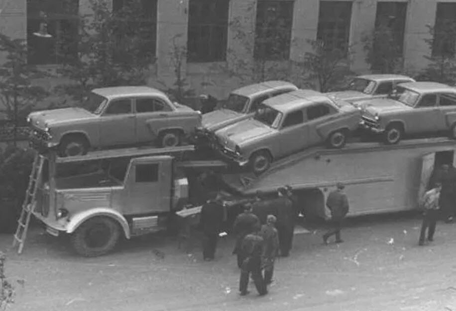 Какие автовозы и автопоезда использовали в СССР для перевозки ...