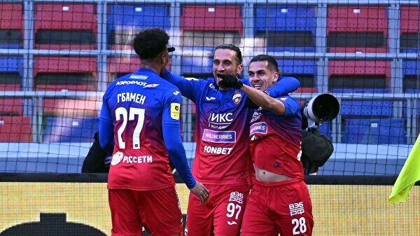    Жан-Филипп Гбамен, Юсуф Языджи и Хесус Медина© РИА Новости / Владимир Астапкович