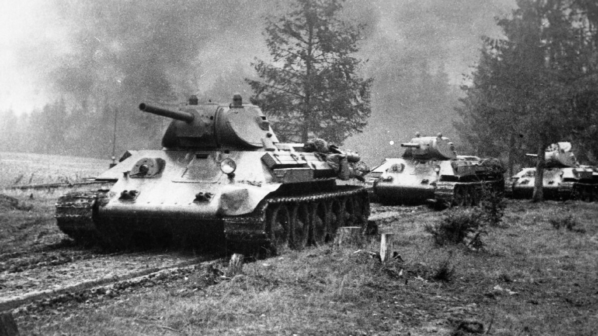 Танки Т-34 1941г.   —   источник:waralbum.ru