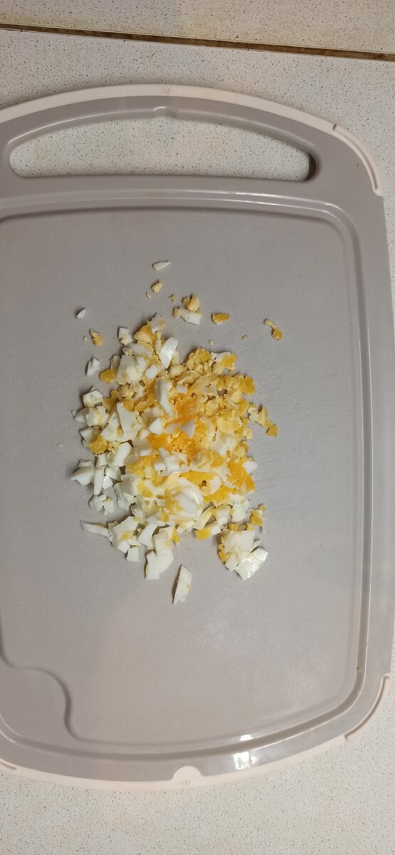 яйца порезать мелко кубиком