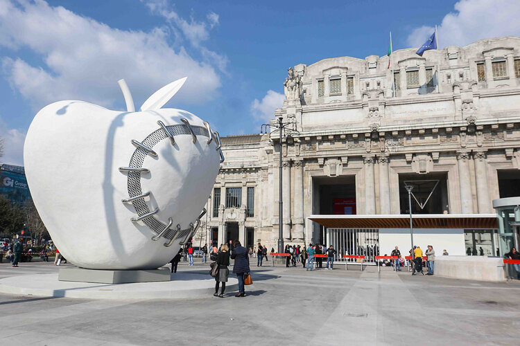 Mela Reintegrata – «восстановленное яблоко» –  у главного вокзала в Милане. Фото: Camana