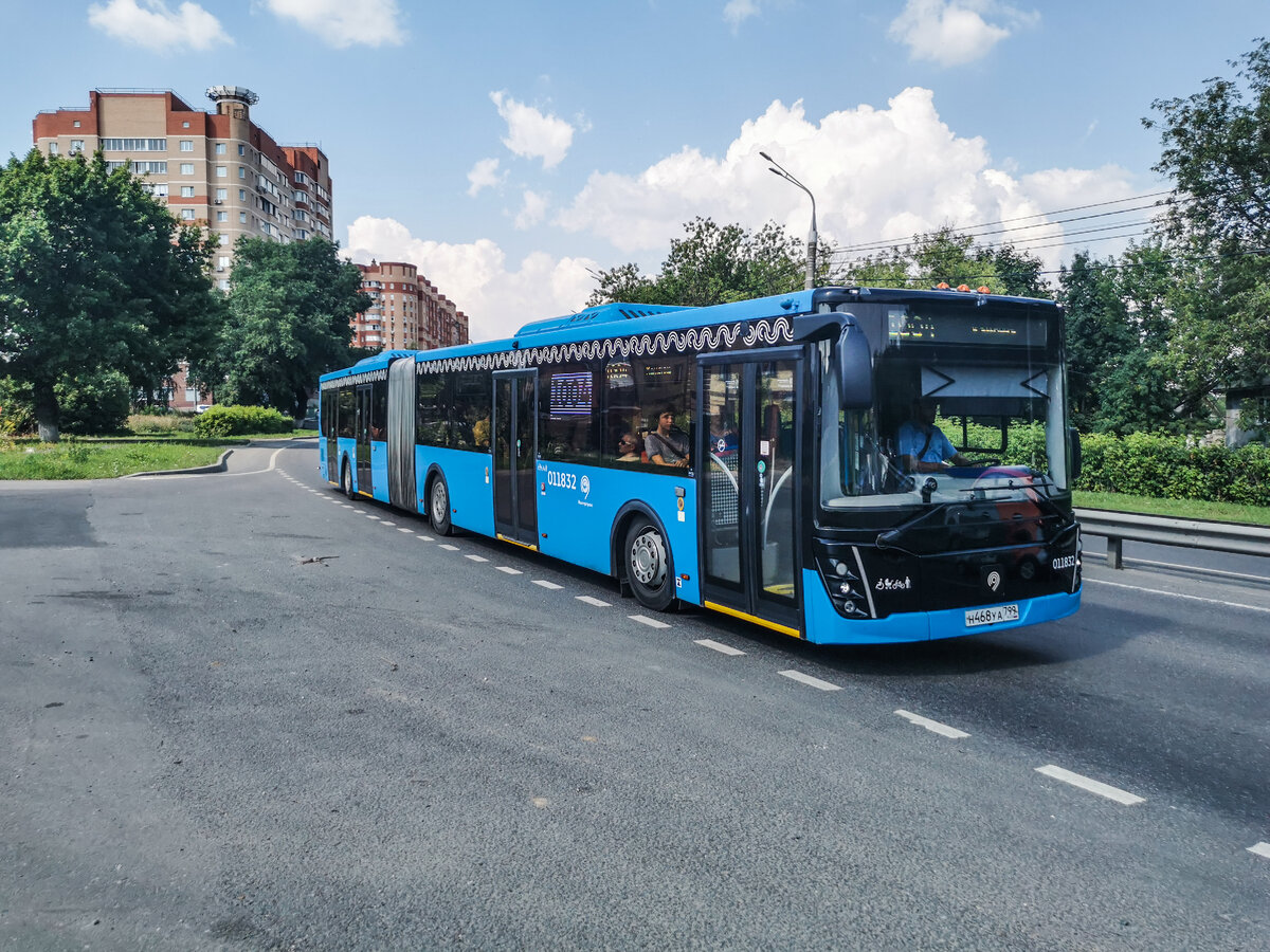 Московский автобус ЛиАЗ-6213 на московском маршруте № 1004. Проспект Ленина.