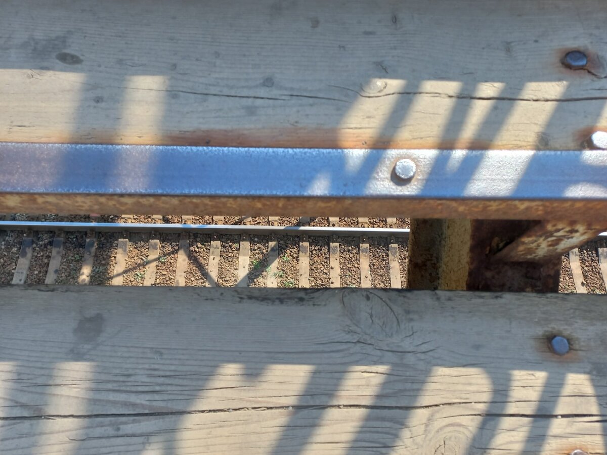 Проем между ступеньками, куда Хани провалился. Фото автора