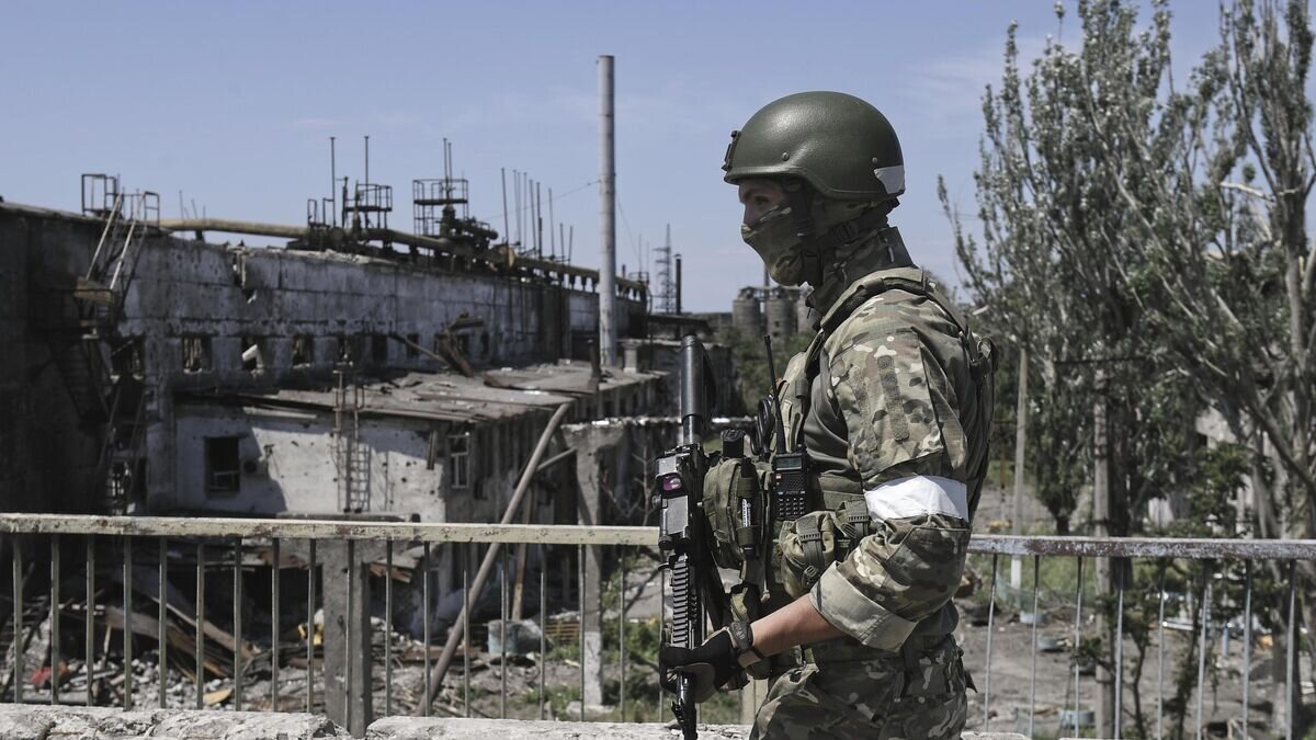    Военнослужащий РФ на территории комбината "Азовсталь" в Мариуполе© РИА Новости / Константин Михальчевский
