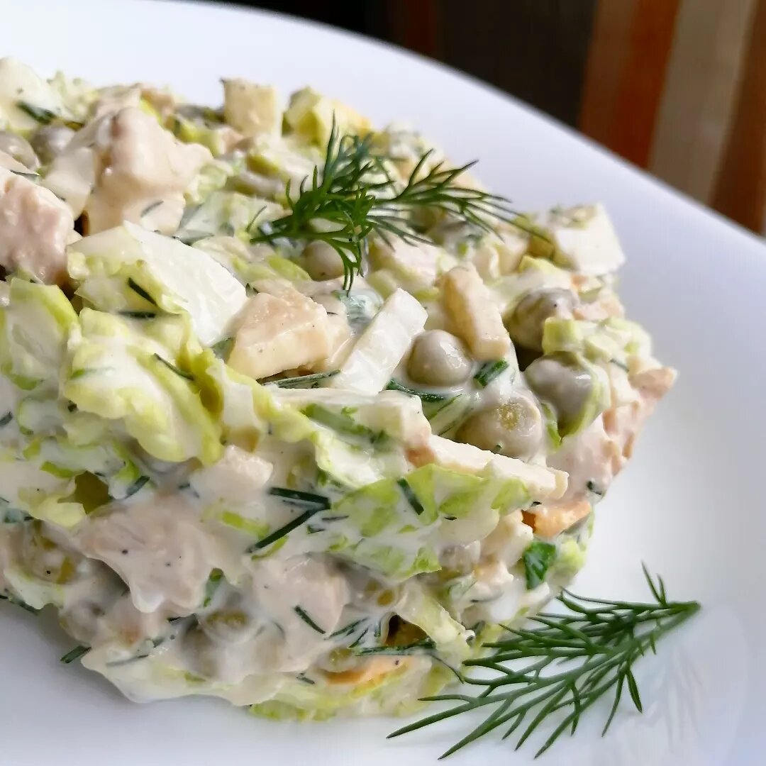 Салат с курицей, пекинской капустой, помидорами и сухариками