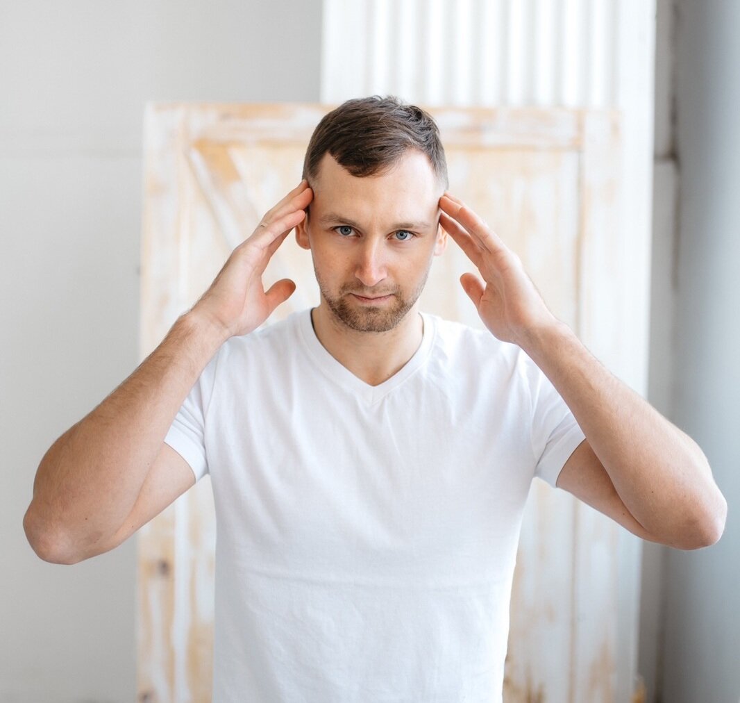 спокойный характер. мужчина бизнесмен. спокойный человек предложения. спокойный человек предложения. работник и работодатель.