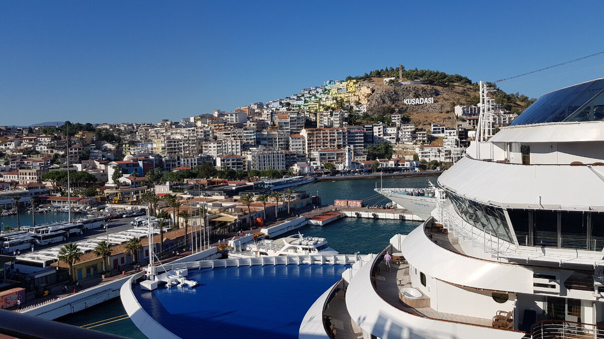 Вид на Кушадасы с палубы круизного лайнера MSC Lirica