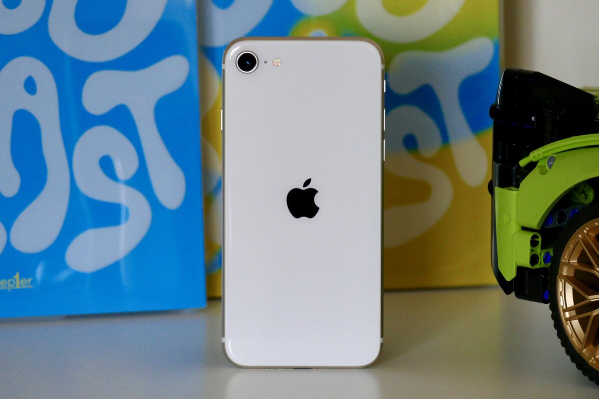 iPhone SE (2022) - это один из самых маленьких смартфонов