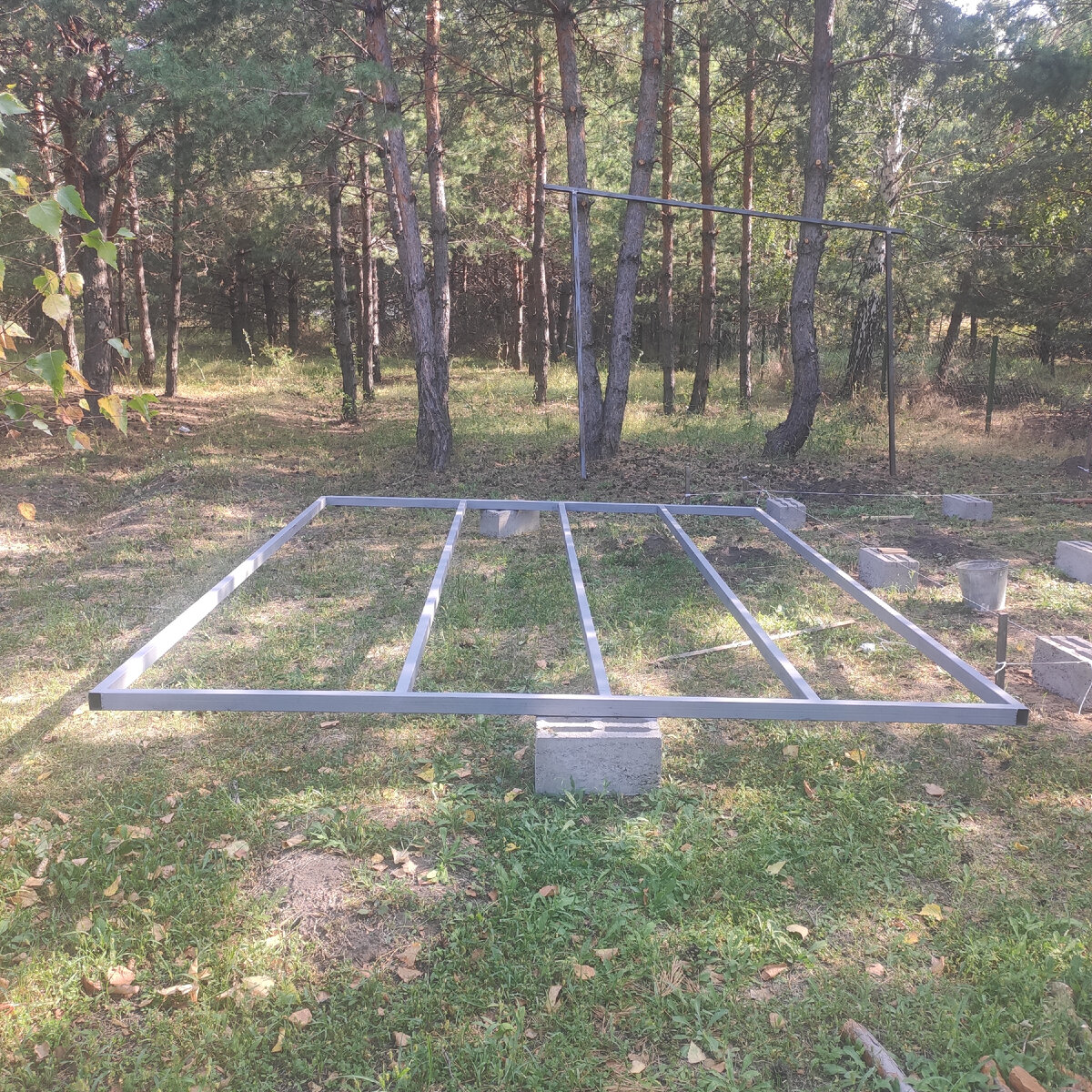 Покрасили нижнюю сторону каркаса