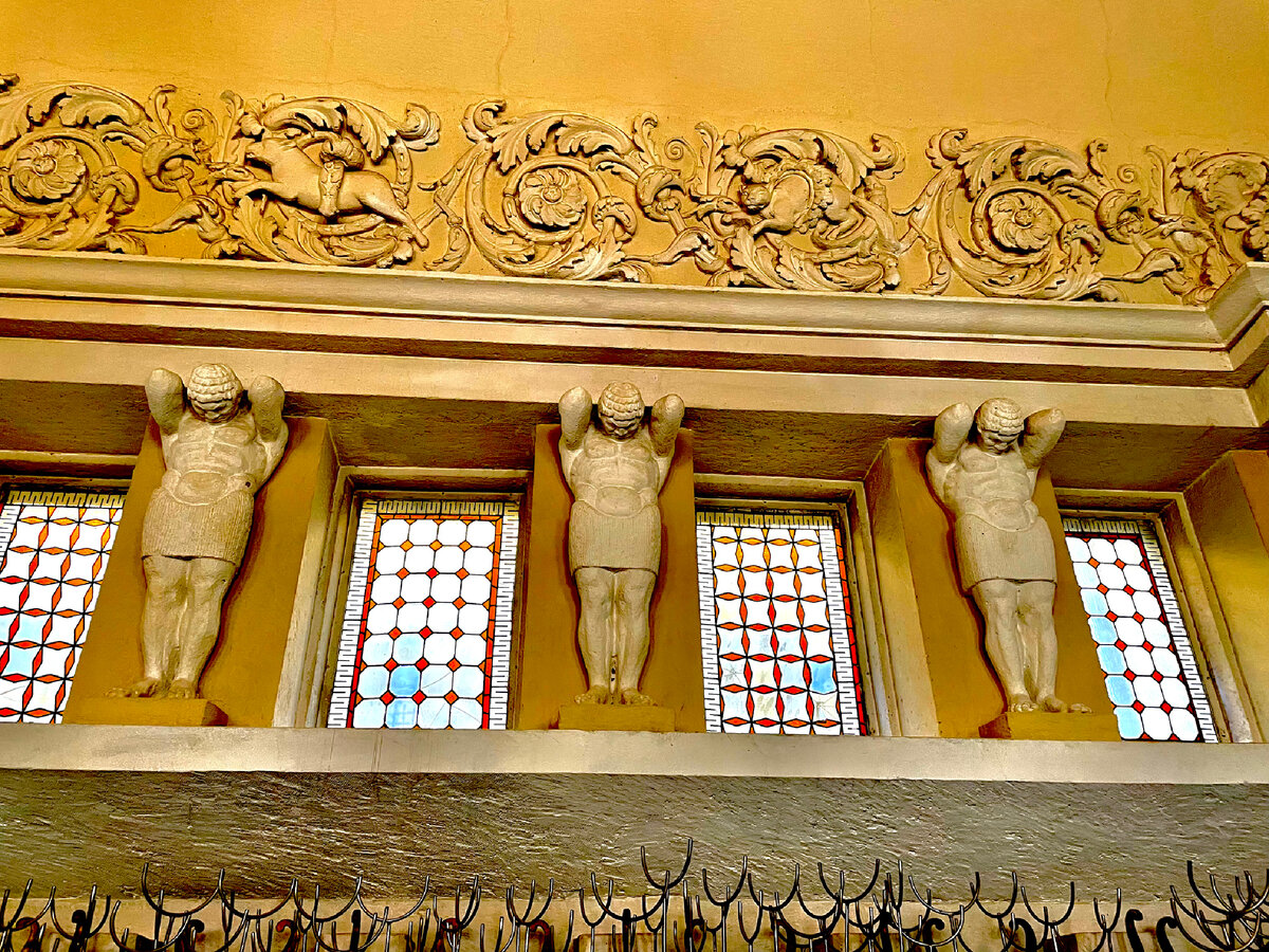 Шея соединяет разум (голову) с чувствами (телом). Проблемы с шеей говорят о том, что у вас не в ладу друг с другом первое и второе.