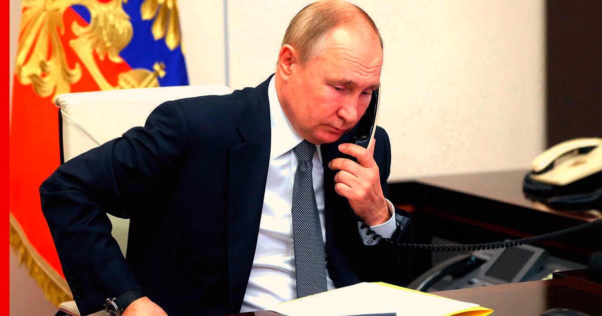 Президент России В.В. Путин говорит по телефону