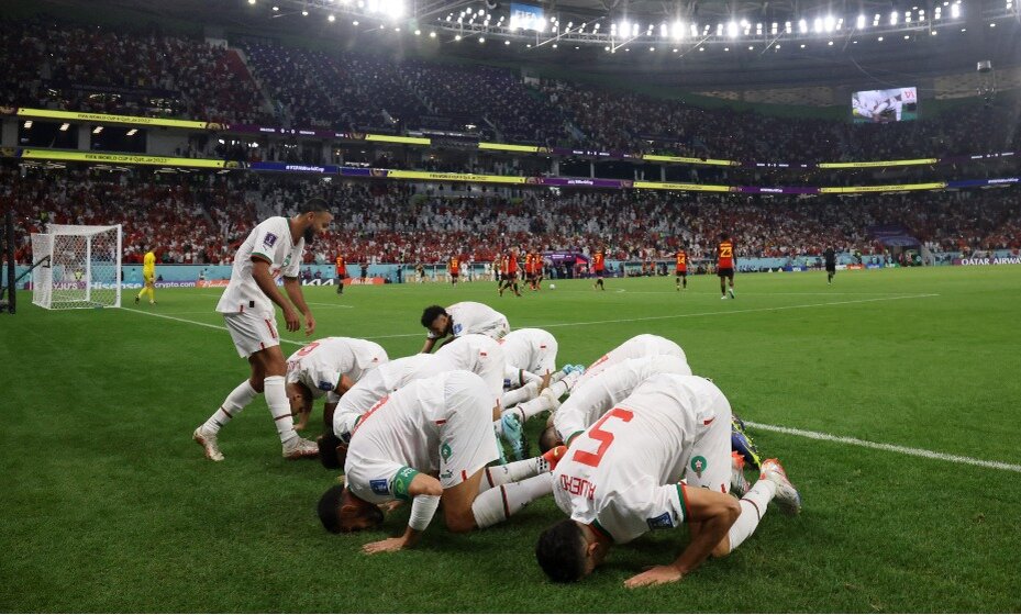    Марокканцы молятся после гола в ворота Бельгии. Фото: Reuters